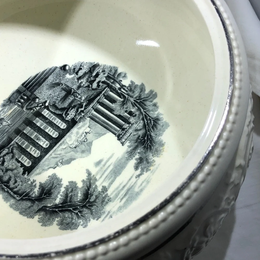 VINTAGE WEDGWOOD ETRURIA ENGLAND COVERED PATRICIAN SHAPE TUREEN